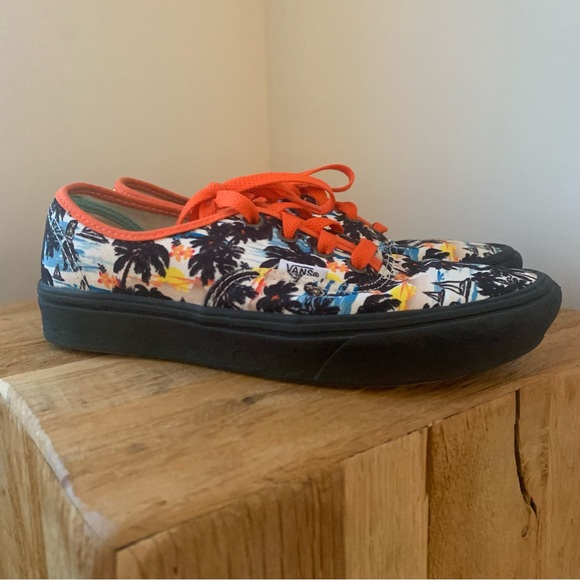 Vans size 5 with Hawaii Scene printed on shoe. Great condition. - Picture 5 of 8
